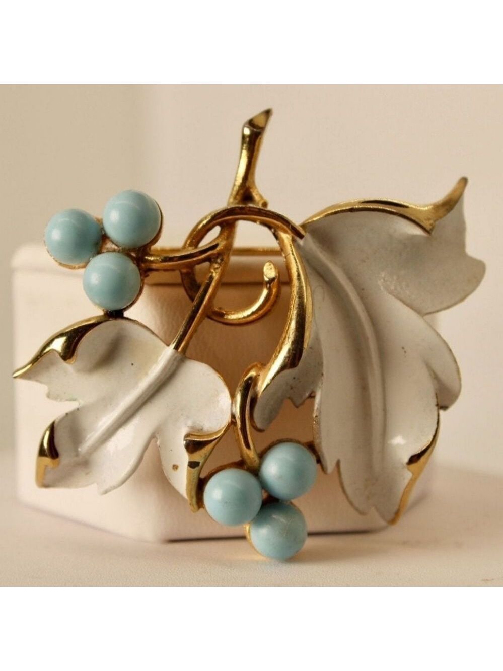 1967 Sarah Coventry White Enamel Blue Beaded Grapevine Brooch EUC 1 7/8×1 7/8" - Picture 3 of 13